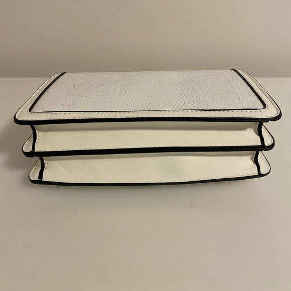 NWOT FAUX LEATHER PURSE w/ CROC DETAIL. - Picture 5 of 9